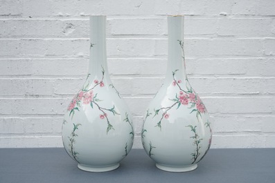 Une paire de grands vases de forme bouteille en porcelaine de Chine famille rose, 19/20&egrave;me
