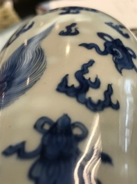 Un vase en porcelaine de Chine bleu et blanc &agrave; d&eacute;cor d'un qilin, Kangxi