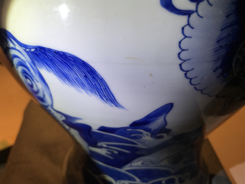 Un vase couvert en porcelaine de Chine bleu et blanc &agrave; d&eacute;cor d'animaux mythiques, Kangxi