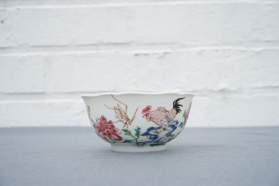 Une tasse et soucoupe en porcelaine de Chine famille rose &agrave; d&eacute;cor de coqs, Yongzheng