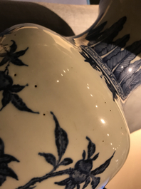 Een Chinese blauwwitte vaas met 'sanduo' decor, 19/20e eeuw