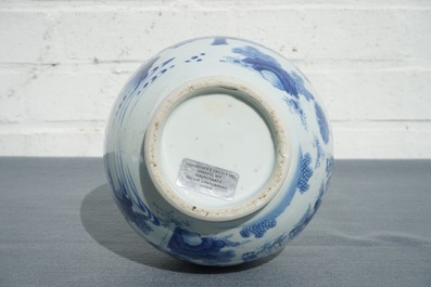 Een Chinese blauwwitte flesvormige vaas met figuratief decor rondom, Transitie periode