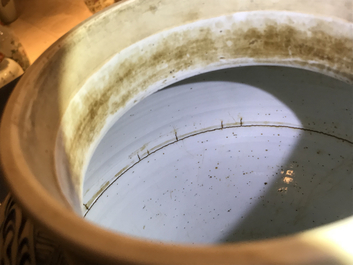 Un vase couvert en porcelaine de Chine bleu et blanc &agrave; d&eacute;cor d'animaux mythiques, Kangxi