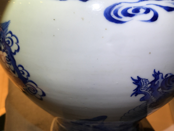Un vase couvert en porcelaine de Chine bleu et blanc &agrave; d&eacute;cor d'animaux mythiques, Kangxi