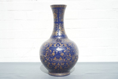 Un vase de forme bouteille en porcelaine de Chine bleu poudr&eacute; &agrave; d&eacute;cor dor&eacute;, marque et &eacute;poque de Guangxu