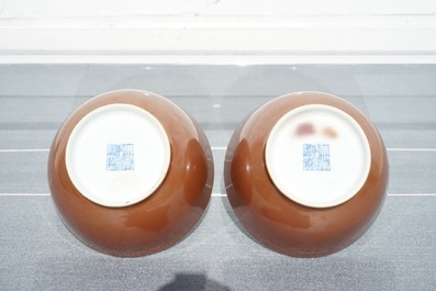 Een paar Chinese capucijn bruin geglazuurde kommen, Qianlong merk en periode
