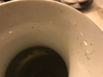 Een Chinese blauwwitte vaas met 'sanduo' decor, 19/20e eeuw