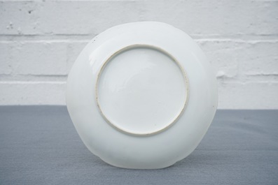 Une tasse et soucoupe en porcelaine de Chine famille rose &agrave; d&eacute;cor de coqs, Yongzheng