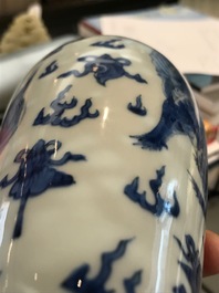 Un vase en porcelaine de Chine bleu et blanc &agrave; d&eacute;cor d'un qilin, Kangxi