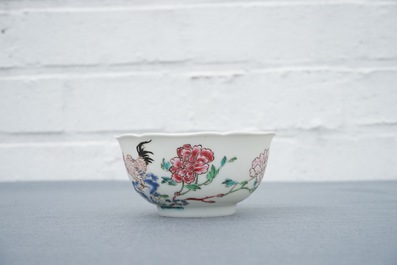 Une tasse et soucoupe en porcelaine de Chine famille rose &agrave; d&eacute;cor de coqs, Yongzheng