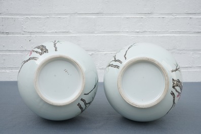 Une paire de grands vases de forme bouteille en porcelaine de Chine famille rose, 19/20&egrave;me