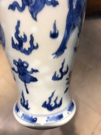 Un vase en porcelaine de Chine bleu et blanc &agrave; d&eacute;cor d'un qilin, Kangxi