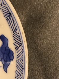 Un vase couvert en porcelaine de Chine bleu et blanc &agrave; d&eacute;cor d'animaux mythiques, Kangxi