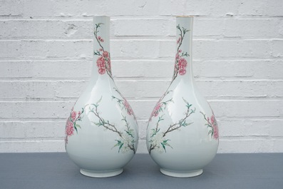 Une paire de grands vases de forme bouteille en porcelaine de Chine famille rose, 19/20&egrave;me