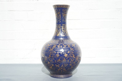 Un vase de forme bouteille en porcelaine de Chine bleu poudr&eacute; &agrave; d&eacute;cor dor&eacute;, marque et &eacute;poque de Guangxu