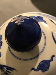 Un vase couvert en porcelaine de Chine bleu et blanc &agrave; d&eacute;cor d'animaux mythiques, Kangxi