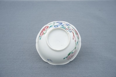 Une tasse et soucoupe en porcelaine de Chine famille rose &agrave; d&eacute;cor de coqs, Yongzheng