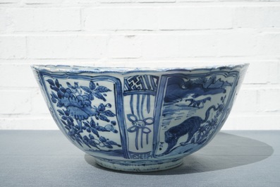A large Chinese blue and white kraak porcelain bowl with a tiger, Wanli