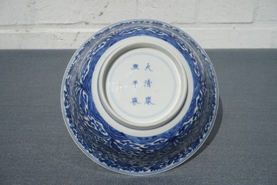 Een Chinese blauwwitte kom met floraal decor, Kangxi merk en periode