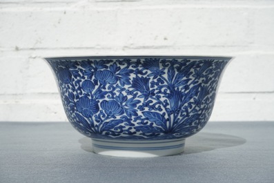 Een Chinese blauwwitte kom met floraal decor, Kangxi merk en periode