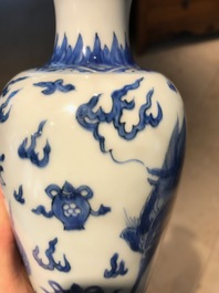 Un vase en porcelaine de Chine bleu et blanc &agrave; d&eacute;cor d'un qilin, Kangxi