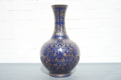 Un vase de forme bouteille en porcelaine de Chine bleu poudr&eacute; &agrave; d&eacute;cor dor&eacute;, marque et &eacute;poque de Guangxu