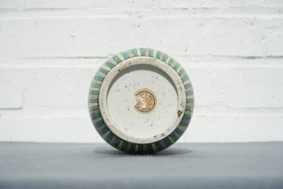 Een Chinees verte biscuit rouleau vaasje, Kangxi of later