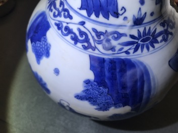 Een Chinese blauwwitte flesvormige vaas met figuratief decor rondom, Transitie periode
