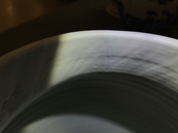 Un vase couvert en porcelaine de Chine wucai &agrave; d&eacute;cor de figures dans un paysage, &eacute;poque Transition