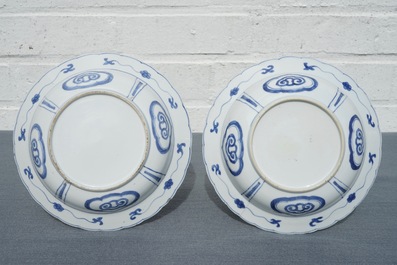 Une paire d'assiettes profondes en porcelaine de Chine bleu et blanc, Kangxi
