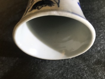 Een Chinese blauwwitte flesvormige vaas met figuratief decor rondom, Transitie periode