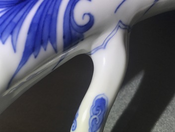 Een Chinese blauwwitte kan met figuratief decor rondom, Transitie periode