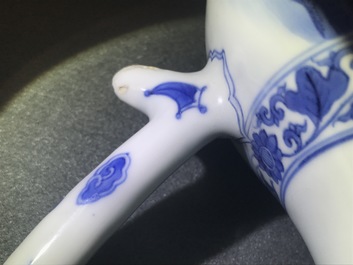 Een Chinese blauwwitte kan met figuratief decor rondom, Transitie periode