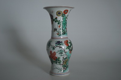 Un vase en porcelaine de Chine famille verte aux fleurs et oiseaux, Kangxi