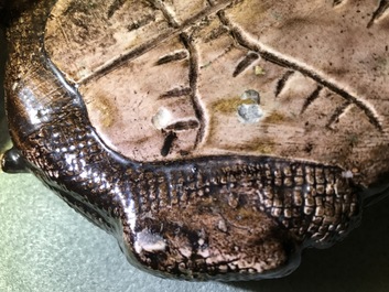 Une terrine couverte en forme de tortue en biscuit &eacute;maill&eacute; brun, Chine, Qianlong