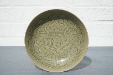 Une coupe de type Yaozhou c&eacute;ladon &agrave; d&eacute;cor incis&eacute;, prob. Song