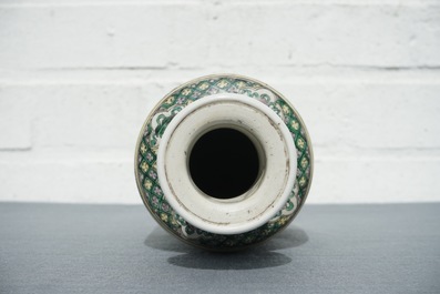 Een Chinees verte biscuit rouleau vaasje, Kangxi of later