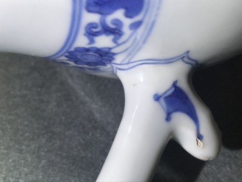 Een Chinese blauwwitte kan met figuratief decor rondom, Transitie periode