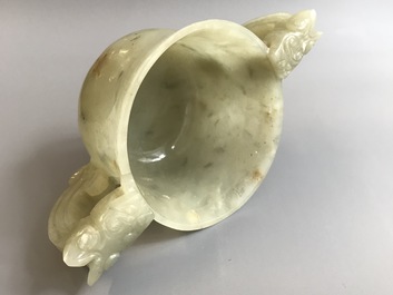 Een Chinese jade kop met drakenoren, 19e eeuw