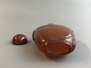 Een Chinese snuiffles in amber, 18/19e eeuw