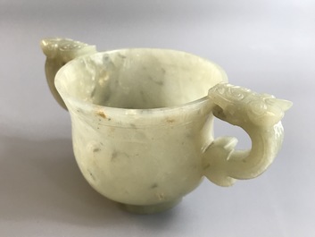 Een Chinese jade kop met drakenoren, 19e eeuw