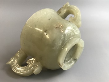 Een Chinese jade kop met drakenoren, 19e eeuw