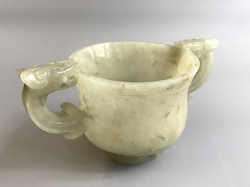 Een Chinese jade kop met drakenoren, 19e eeuw
