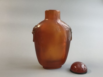 Een Chinese snuiffles in amber, 18/19e eeuw