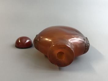 Een Chinese snuiffles in amber, 18/19e eeuw