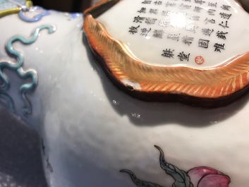 Een paar Chinese famille rose vazen met Wu Shuang Pu reli&euml;fdecor, Qianlong merk, 19e eeuw