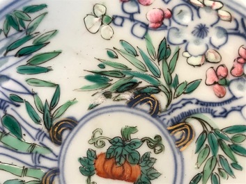 Een Chinese famille rose dekselkom met floraal decor, Qianlong merk, 19/20e eeuw