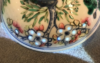 Een Chinese famille rose dekselkom met floraal decor, Qianlong merk, 19/20e eeuw