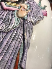 Een paar Chinese famille rose vazen met Wu Shuang Pu reli&euml;fdecor, Qianlong merk, 19e eeuw