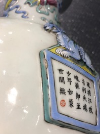 Een paar Chinese famille rose vazen met Wu Shuang Pu reli&euml;fdecor, Qianlong merk, 19e eeuw